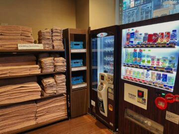 Capsule Hotel Anshin Oyado Premier Tokyo Shinjuku Handtücher Getraenke 1
