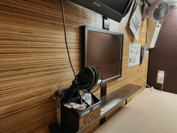 Capsule Hotel Anshin Oyado Premier Tokyo Shinjuku Kapsel Ablage 1