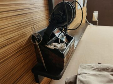 Capsule Hotel Anshin Oyado Premier Tokyo Shinjuku Kopfhoerer Ladekabel 1