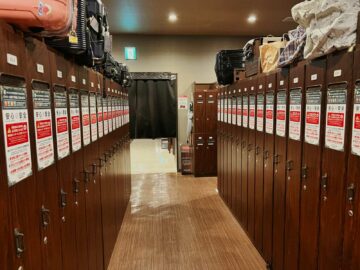 Capsule Hotel Anshin Oyado Premier Tokyo Shinjuku Schliessfaecher Gepaeck 1