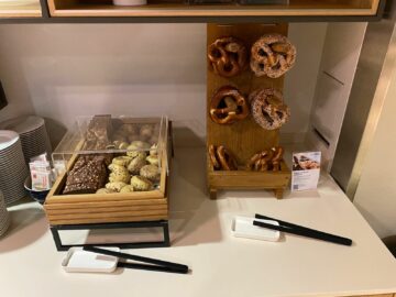 Lufthansa Senator Lounge Duesseldorf Bretzel