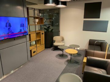 Lufthansa Senator Lounge Duesseldorf Drucker Blick Auf Den Tv
