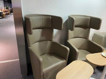 Lufthansa Senator Lounge Duesseldorf Drucker Hohe Sessel Mit Ohren