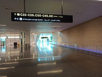Flughafen Doha Hinweisschild Al Mourjan Lounge Garden