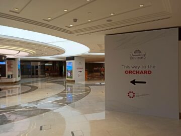 Flughafen Doha Hinweisschild The Orchard