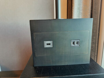 Four Seasons Hotel Tokyo At Otemachi Schreibtisch Strom 1