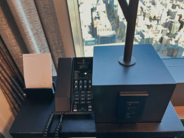 Four Seasons Hotel Tokyo At Otemachi Schreibtisch Strom 2