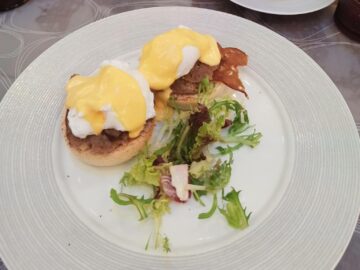 Intercontinental Doha Beach Fruehstueck Eggs Benedict