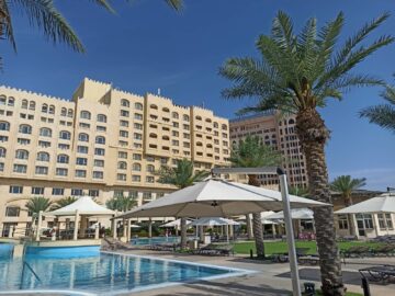 Intercontinental Doha Beach Pool Hinten