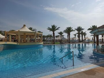 Intercontinental Doha Beach Pool Rechts