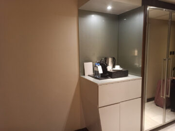 Intercontinental Doha Beach Zimmer Minibar Kaffeemaschine