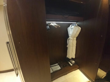 Intercontinental Doha Beach Zimmer Schrank