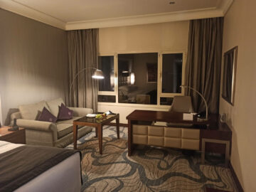 Intercontinental Doha Beach Zimmer Sitzecke Schreibtisch