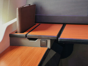 Japan Airlines First Class Boeing 777 300er Menu Fach 1