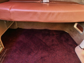 Japan Airlines First Class Boeing 777 300er Ottoman Stauraum 1