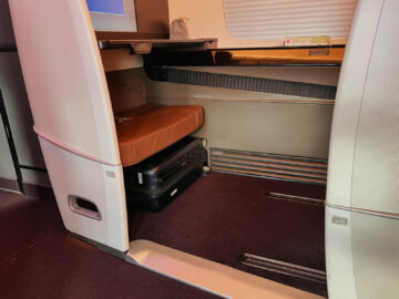 Japan Airlines First Class Boeing 777 300er Ottoman Stauraum 2