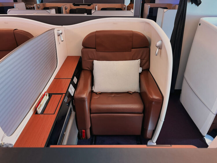 Japan Airlines First Class Boeing 777 300er Sitz Mitte 1