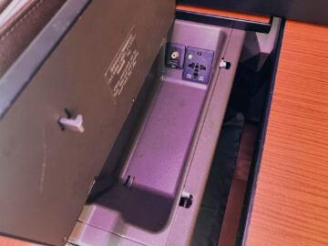 Japan Airlines First Class Boeing 777 300er Stromanschluss 1