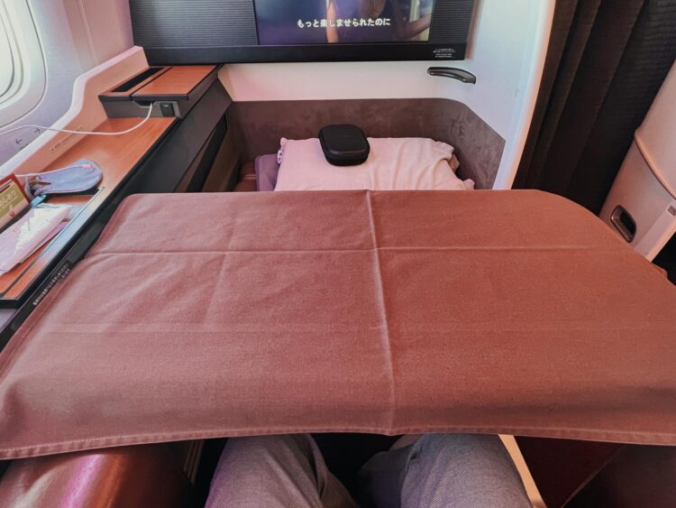 Japan Airlines First Class Boeing 777 300er Tisch 1