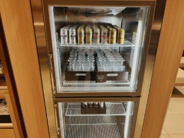 Japan Airlines First Class Lounge Tokyo Narita Bierkuehlschrank 1