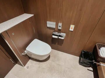 Japan Airlines First Class Lounge Tokyo Narita Dusche 3
