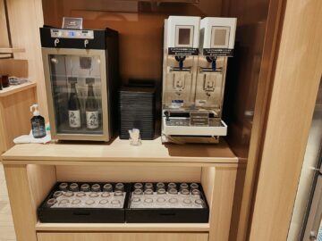 Japan Airlines First Class Lounge Tokyo Narita Kaffee Wein 1