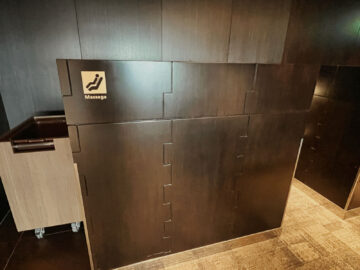 Japan Airlines First Class Lounge Tokyo Narita Massagesessel 1