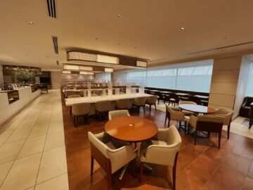 Japan Airlines First Class Lounge Tokyo Narita Restaurant Sitzgelegenheiten 1