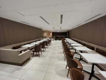 Japan Airlines First Class Lounge Tokyo Narita Restaurant Sitzgelegenheiten 2