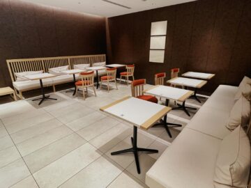 Japan Airlines First Class Lounge Tokyo Narita Restaurant Sitzgelegenheiten 3