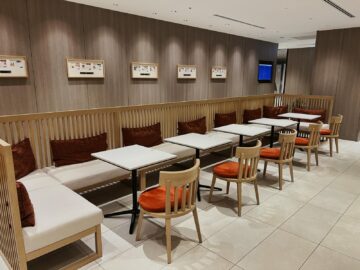 Japan Airlines First Class Lounge Tokyo Narita Restaurant Sitzgelegenheiten 4