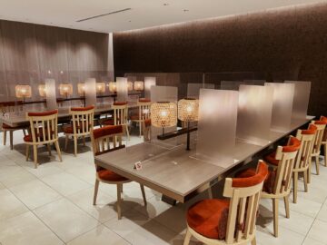 Japan Airlines First Class Lounge Tokyo Narita Restaurant Sitzgelegenheiten 5