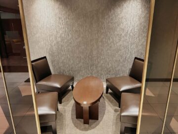 Japan Airlines First Class Lounge Tokyo Narita Sitzecke Eingang 2
