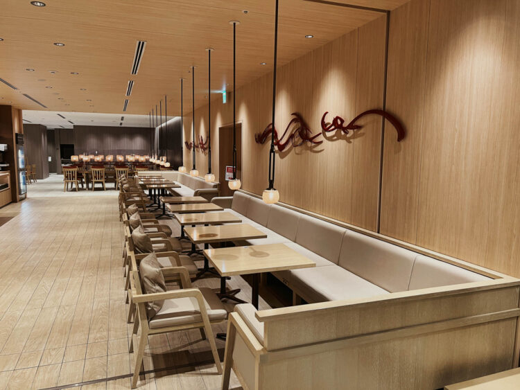 Japan Airlines First Class Lounge Tokyo Narita Sushibar Sitzgelegenheiten 2