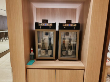 Japan Airlines First Class Lounge Tokyo Narita Weinkuehlschrank 1