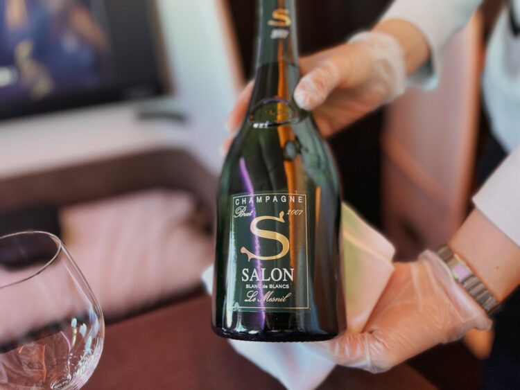 Japan Airlines First Class Salon Champagner 1