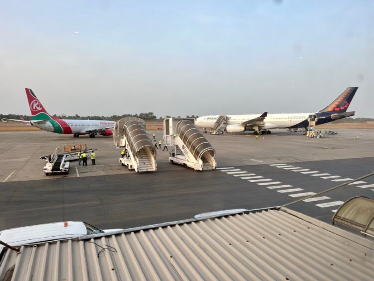 Kenya Airways Brussels Airlines Flugzeuge Freetown Airport