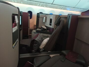 Qatar Airways Business Class Boeing 787 9 Doppelsitz Mitte Bett Nachbar