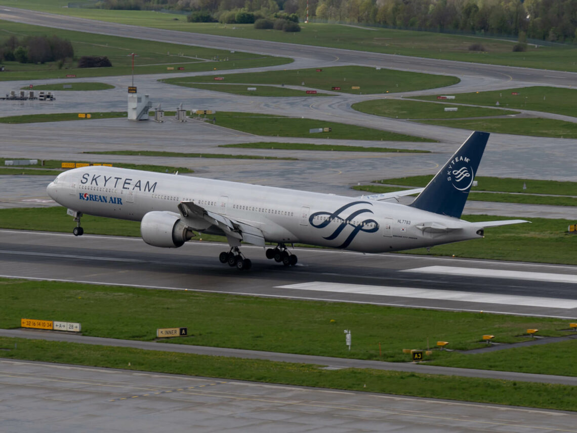 Flugzeug Korean Air Skyteam Livery Boeing 777 Zuerich Landung