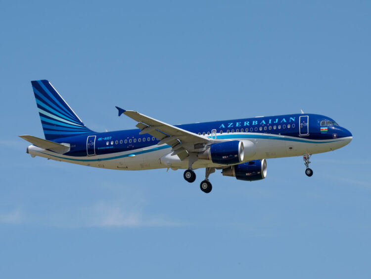 Flugzeug Azerbeijan Airlines Zürich Airport
