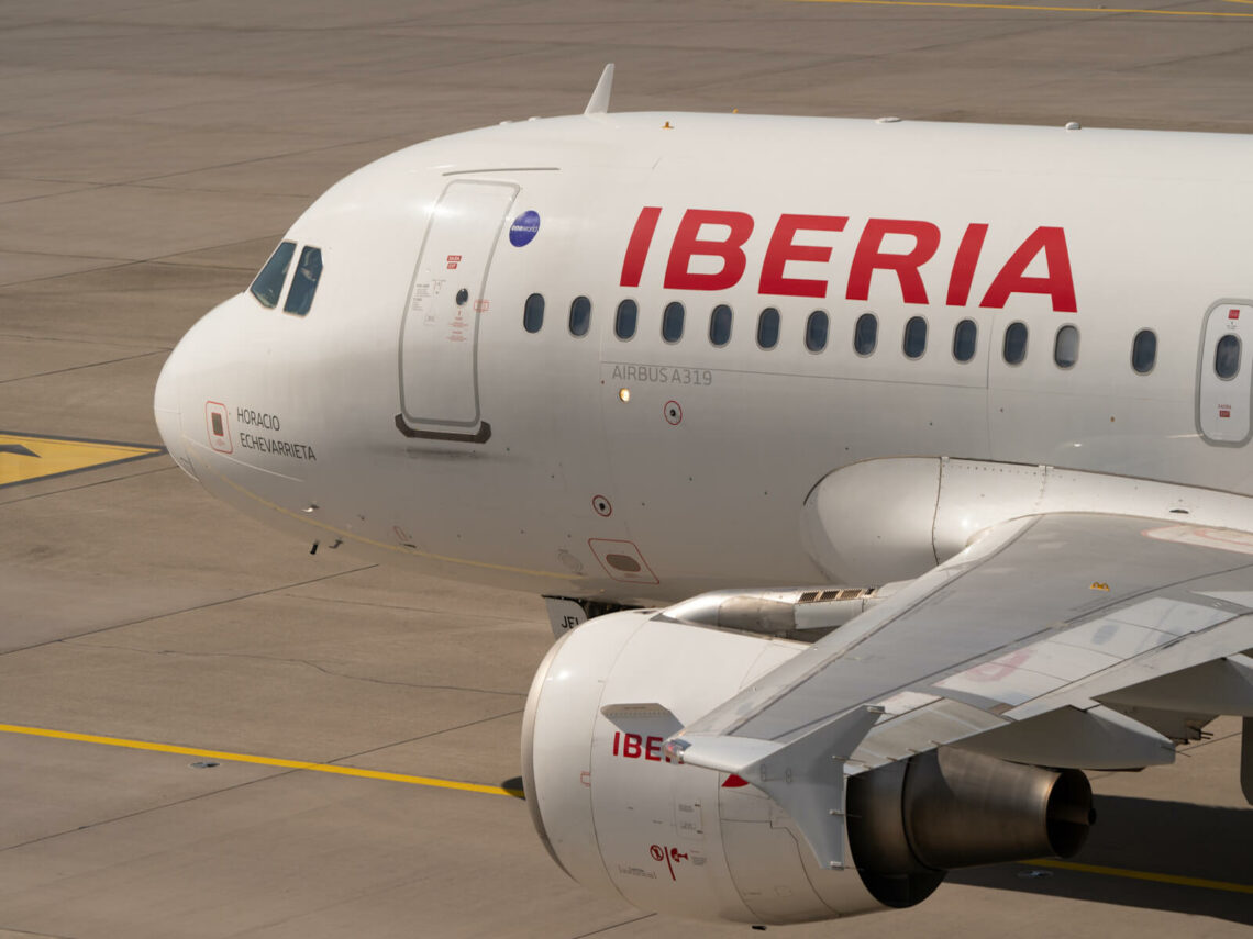 Flugzeug Iberia Airbus A319 Close Up