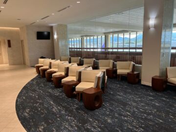 Ana Lounge Honolulu Sitzmoeglichkeiten Hinten