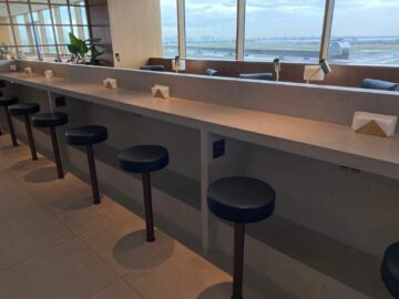 Cathay Pacific Lounge Tokio Haneda Barhocker