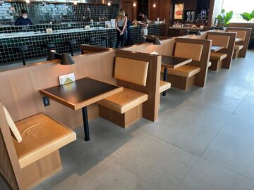 Cathay Pacific Lounge Tokio Haneda Esstische