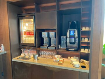 Cathay Pacific Lounge Tokio Haneda Getraenke Hinten