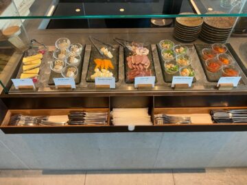 Cathay Pacific Lounge Tokio Haneda Kaese Auswahl