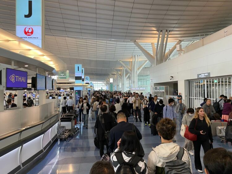 Cathay Pacific Lounge Tokio Haneda Schlange Security Check