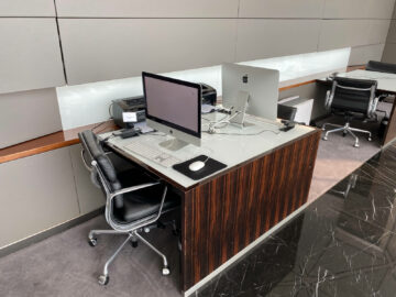 Cathay Pacific The Wing First Class Lounge Arbeitsplatz Mit Computer