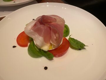Cathay Pacific The Wing First Class Lounge Caprese Salat