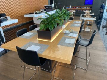 Cathay Pacific The Wing First Class Lounge Grosser Tisch